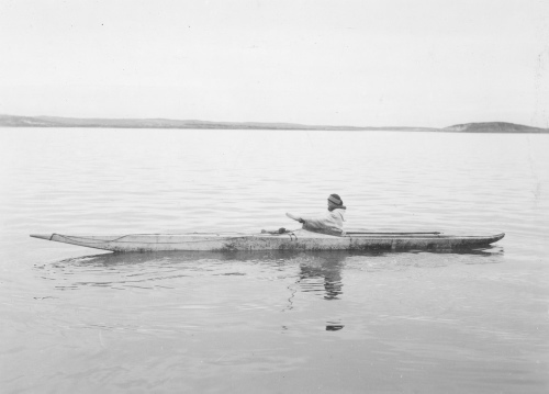Jacques Rousseau Collection - c-3801-b-I-5909 -Dans la baie d'Ungava, pr?s de l'embouchure de la rivi?re aux Feuilles. Le mousse Papi en kayak, Ɩ h. a.m.).