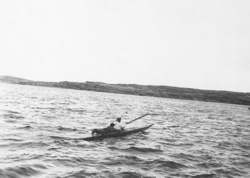 Collection Jacques Rousseau photo - c-3802-b-I-5911 -A l'embouchure de la Koksoak. Deux personnes en kayak.