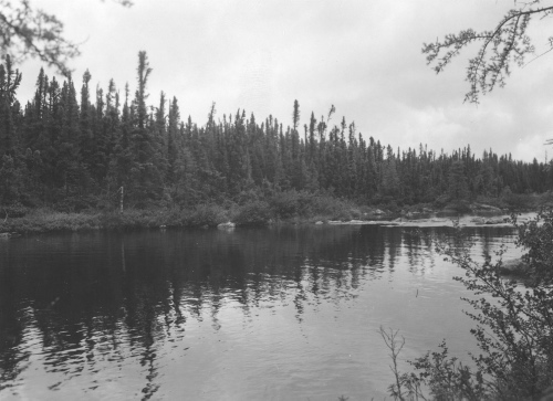 Collection Jacques Rousseau photo - c-3905-a-I-6172 -Monts Otish, d?charge du lac du campement.