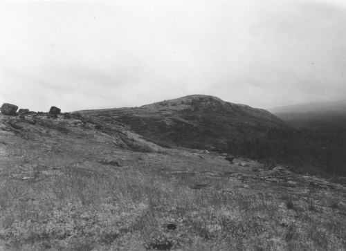 Collection Jacques Rousseau photo - c-3905-b-I-6173 -Monts Otish, sommet du pic du campement.