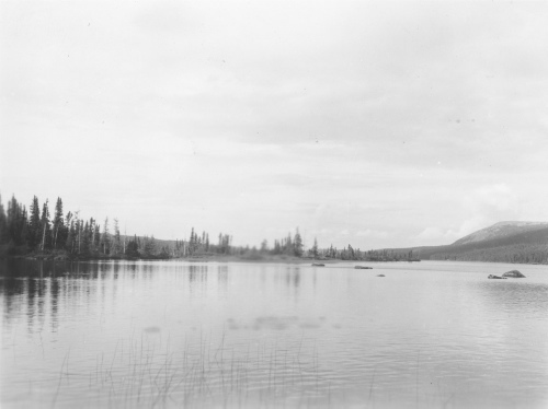 Collection Jacques Rousseau photo - c-3917-a-I-6207 -Monts Otish: Panorama. Lac Pomerleau (lac du campement) et pic Rousseau ? l'arri?re du camp, vus de l'ouest du lac.