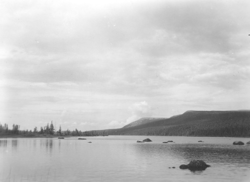 Collection Jacques Rousseau photo - c-3917-b-I-6208 -Monts Otish: Panorama. Lac Pomerleau (lac du campement) et pic Rousseau ? l'arri?re du camp, vus de l'ouest du lac.