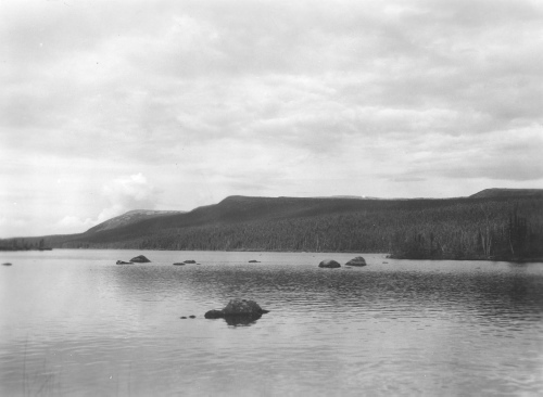 Jacques Rousseau Collection - c-3917-c-I-6209 -Monts Otish: Panorama. Lac Pomerleau (lac du campement) et pic Rousseau ? l'arri?re du camp, vus de l'ouest du lac.