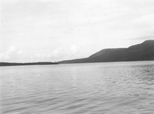 Collection Jacques Rousseau photo - c-3918-a-I-6210 -Monts Otish, pic Rousseau, vu du lac.