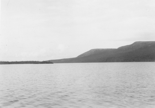Collection Jacques Rousseau photo - c-3918-b-I-6211 -Monts Otish, pic Rousseau, vu du lac.