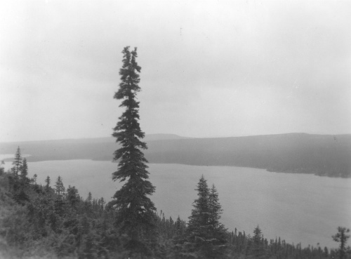 Collection Jacques Rousseau photo - c-3918-c-I-6212 -Monts Otish, lac Pomerleau vu dans la bruine de la limite des arbres ? l'arri?re.