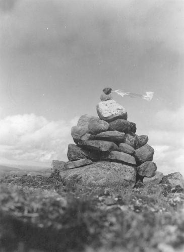 Collection Jacques Rousseau photo - c-3921-b-I-6220 -Monts Otish. Notre cairn au sommet du pic Rousseau.