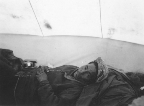 Collection Jacques Rousseau photo - c-3926-a-I-6230 -Monts Otish. Antoine se repose dans la tente pendant la pluie.