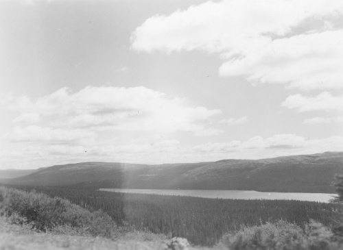 Jacques Rousseau Collection - c-3928-c-I-6237 -Monts Otish. Lac Pomerleau et l'autre c?t? du lac, lieu de campement. (dans 7): Le point brillant au bord du lac, vers la droite, est notre canot. Pris du pic ? Fran?ois au nord du lac.