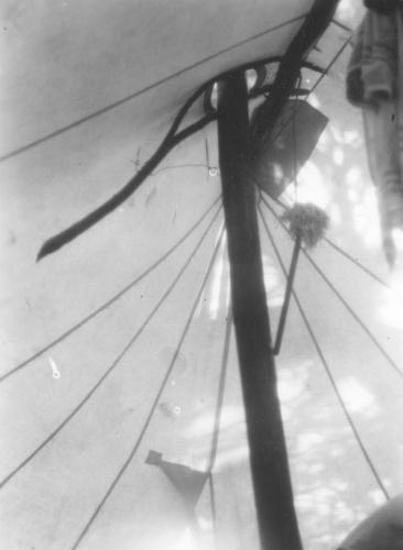 Jacques Rousseau Collection - c-3936-a-I-6252 -Monts Otish. Dans la tente. Dispositif en branches pour emp?cher la tente de br?ler pr?s du tuyau de po?le.