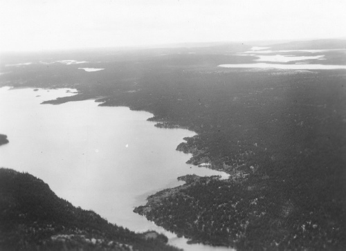 Jacques Rousseau Collection - c-3940-a-I-6261 -Monts Otish. Lac Pomerleau, pr?s de la d?charge, vu ? la mont?e de l'avion.
