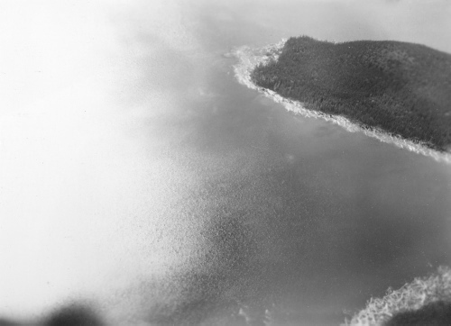 Collection Jacques Rousseau photo - c-3944-b-I-6272 -Sur un ?largissement de la P?ribonca au sud du lac Onistagan. Comme des allumettes, le bois de pulpe au bod de l'eau.