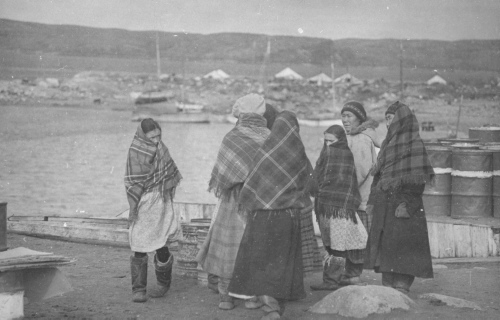 Collection Jacques Rousseau photo - c-3818-c-I-5943 -Femmes Eskimo Fort-chimo.
