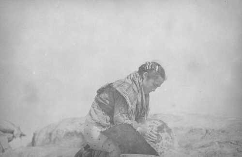 Collection Jacques Rousseau photo - c-3863-b-I-6103 -Povungnituk Eskimo lavant peau de phoque.