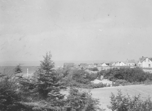 Jacques Rousseau Collection - c-3442-b-I-5154 -Village des Sept-Îles vu de la dune boisée.