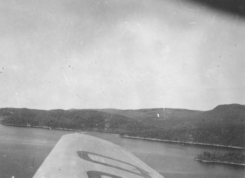 Jacques Rousseau Collection - c-3445-b-I-5160 -Lac du Rapide, Sept-Îles. L 'avion en route pour la tête de la rivière George survole le lac.