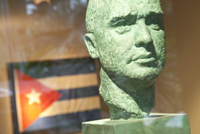 Buste de Marie-Victorin sur fonds de drapeau cubain; photo Michel Tremblay, JBM