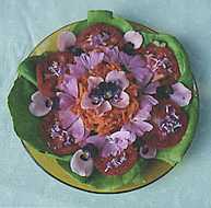 Assiette d�cor�e de fleurs comestibles