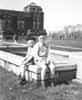 Petits garçons en visite en 1952 - Exposition Souvenirs de famille
