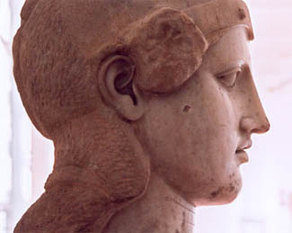 Athna; tte en marbre penthlique trouve  Athnes prs du Pnyx; avec la permission du Muse archologique d'Athnes